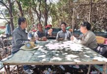ក្រុមការងារអាជ្ញាធរទន្លេសាប បានចុះសិក្សាពីមូលហេតុត្រីងាប់ ក្នុងទីតាំងអភិរក្សជលផលតាមោក សហគមន៍កំពង់ឃ្លាំង ឃុំកំពង់ឃ្លាំង ស្រុកសូទ្រនិគម ខេត្តសៀមរាប