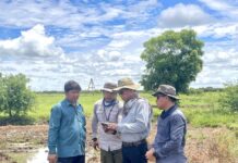 ឯកឧត្តម សរ គឹមសាន្ត អគ្គលេខាធិការអាជ្ញាធរទន្លេសាប ចុះពិនិត្យព្រំតំបន់៣ ដើម្បីផ្ទៀងផ្ទាត់ជាមួយព័ត៌មានទិន្នន័យដែលមាននៅលើផែនទី និងនៅទីតាំងមូលដ្ឋានជាក់ស្តែង ស្រុកថ្មគោល ខេត្តបាត់ដំបង