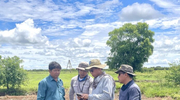 ឯកឧត្តម សរ គឹមសាន្ត អគ្គលេខាធិការអាជ្ញាធរទន្លេសាប ចុះពិនិត្យព្រំតំបន់៣ ដើម្បីផ្ទៀងផ្ទាត់ជាមួយព័ត៌មានទិន្នន័យដែលមាននៅលើផែនទី និងនៅទីតាំងមូលដ្ឋានជាក់ស្តែង ស្រុកថ្មគោល ខេត្តបាត់ដំបង